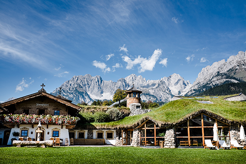 Aussenansicht im Grunen Bio und Wellnesshotel Stanglwirt 3