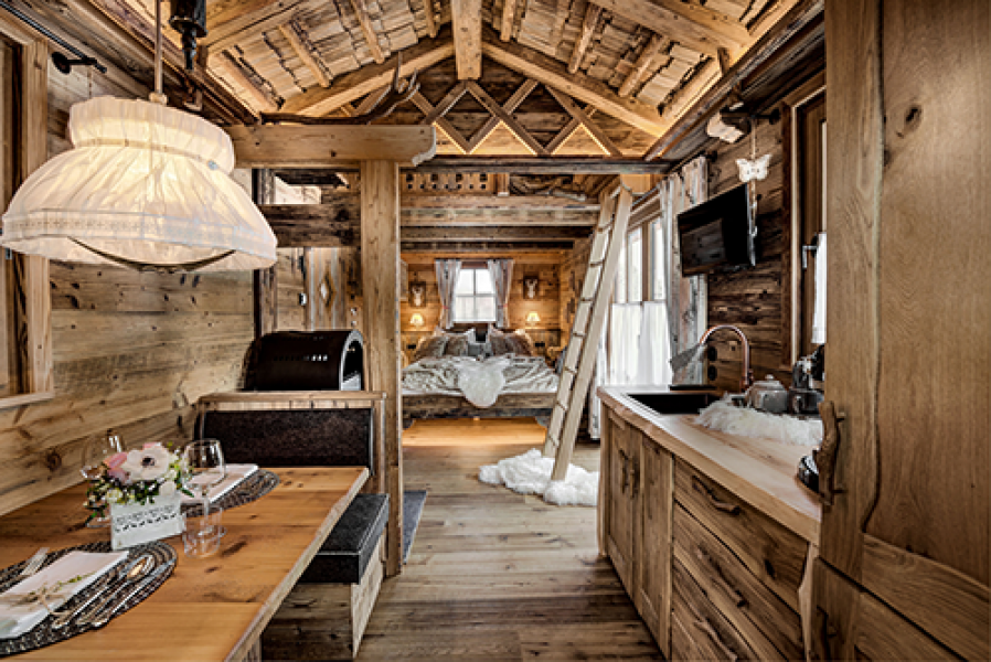 blick ins liebes chalet c ratko photography benglerwald berg chaletdorf 0