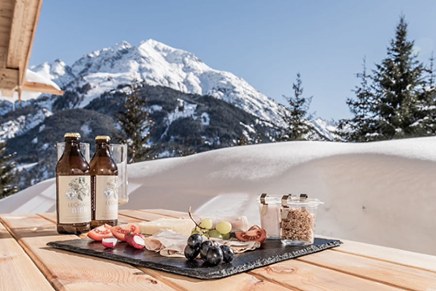 exklusives fruehstueck mit blick auf die verschneiten berge geniessen c ratko photography benglerwald berg chaletdorf