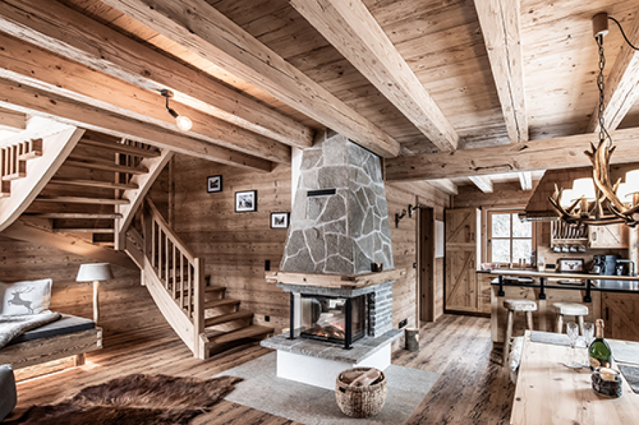 grosszuegiger wohnbereich mit kamin im berg chalet c ratko photography benglerwald berg chaletdorf