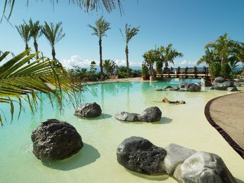 RE12 chica piscina a