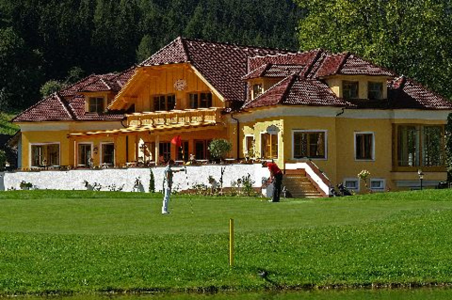 Clubhaus seitlich
