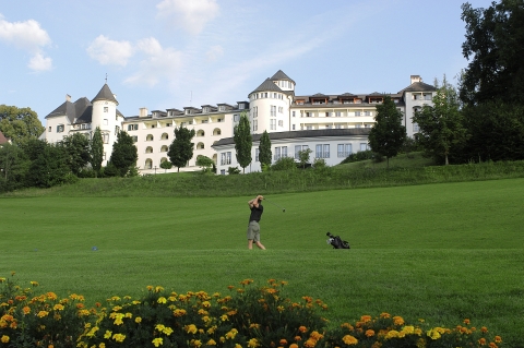 Sommeransicht mit Golfplatz
