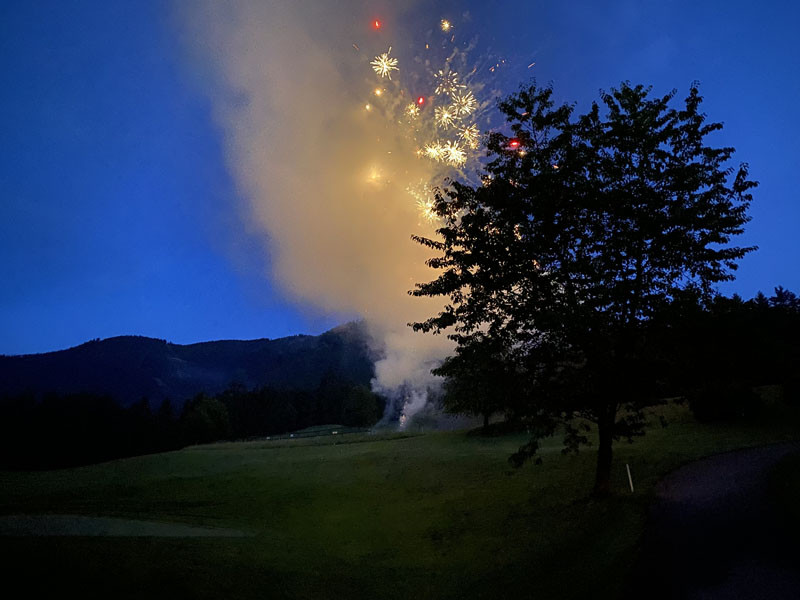 Feuerwerk am nächtlichen Himmel über dem Adamstal