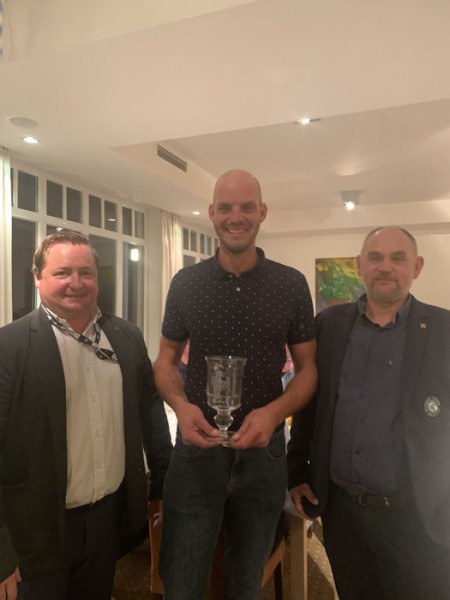 Der beste AGA Golfer Master 2023 Daniel Dumfart m. Head Greenkeeper im GC Luftenberg