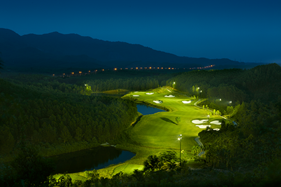 http www.banahillsgolf.com wp content uploads 2015 11 Ba Na Hills Golf Club Hole 11 at night High Res