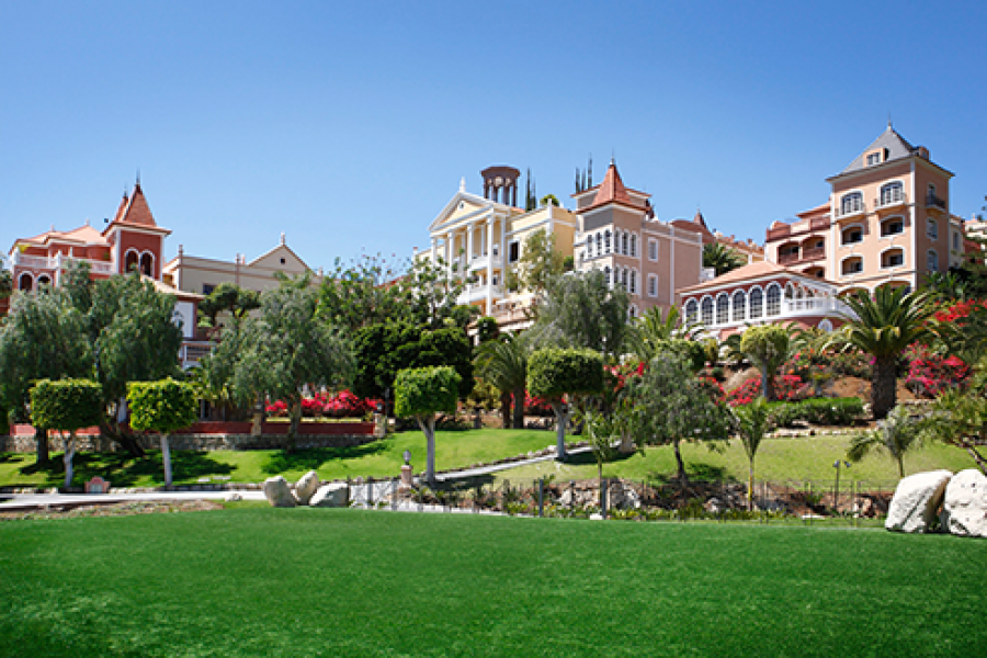 Bahia del Duqu Exteriores Park