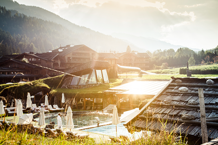 Aussenansicht Pool im Abendlicht Bio und Wellnesshotel Stanglwirt Alexander Heil2