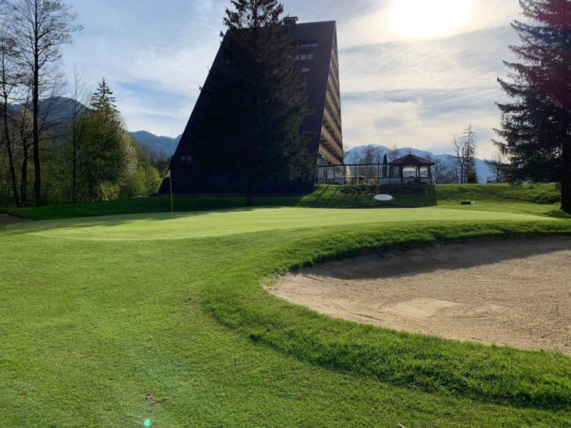 Die markante Siloutte des ClubhausesIMG 2611