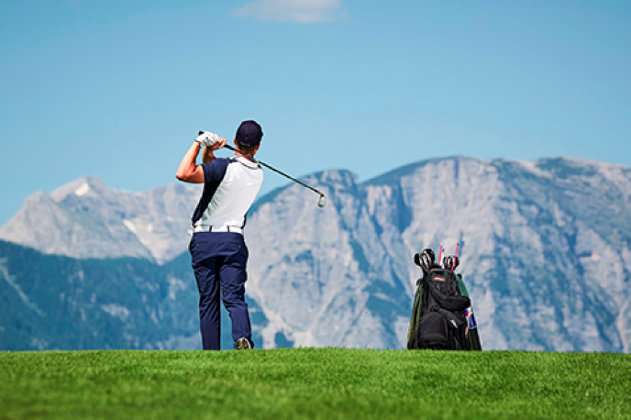 Mann spielt Golf mit Hochangern 2 c Andreas Walcher2