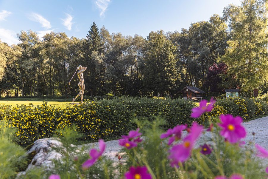 Tee 1 mit Golfer und Starthaus Foto klein Thomas Sattler Juli 2021