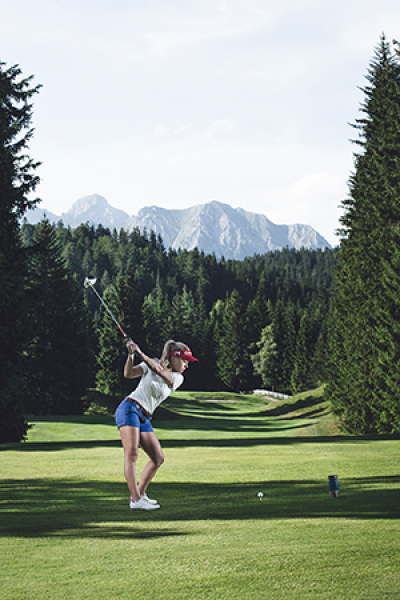 Golf Abschlag Anlage Seefeld Wildmoos Hochformat