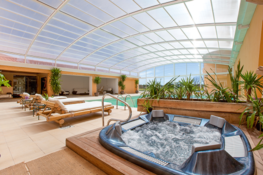 LIS706 w Indoorpool2017B