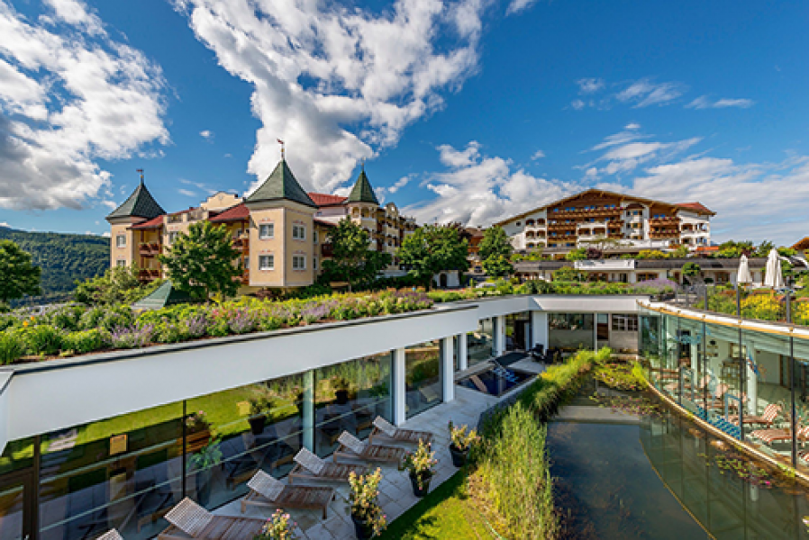 ausblick auf die sonnenterrasse am tag c hannes niederkofler peternhof2