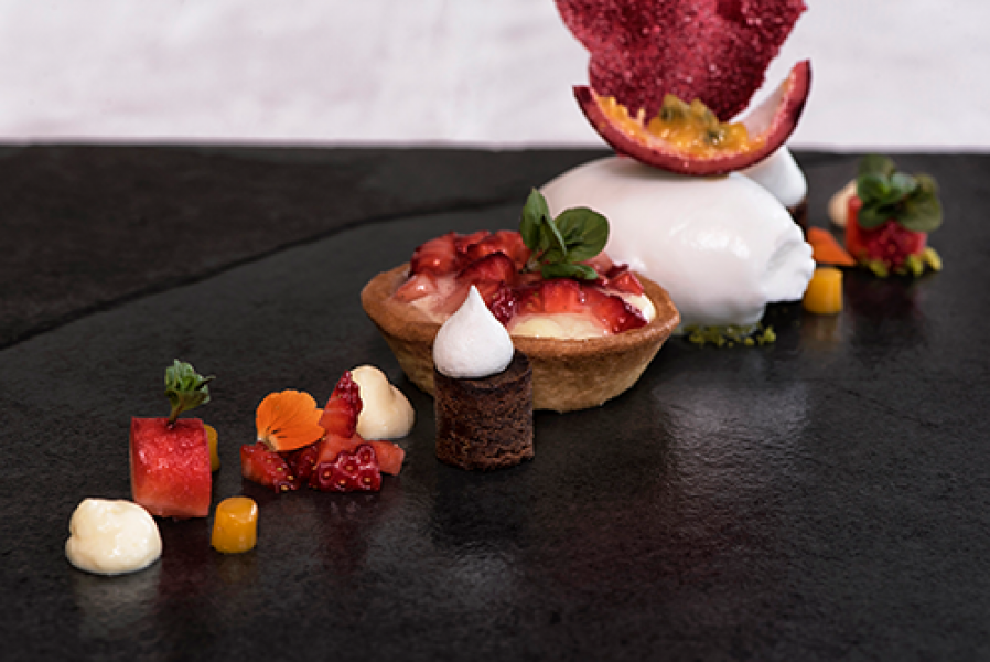 Nachspeise mit frischem Obst c Marion Lafogler Hotel Rossl