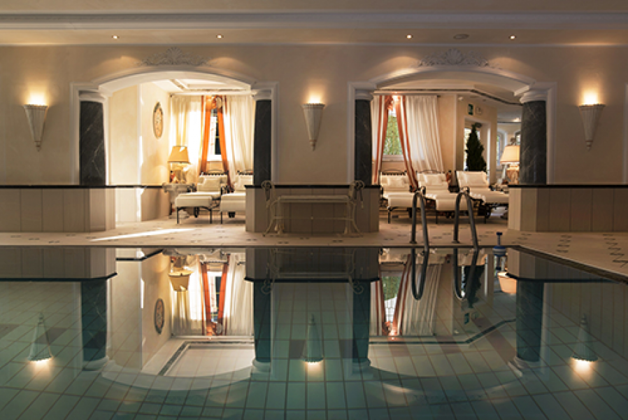 spa bereich mit pool und gemuetlichen liegen c marion lafogler hotel roessl