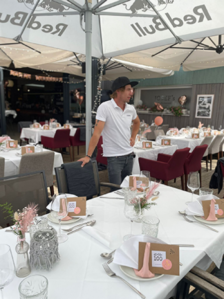 Thomas erwartet seine Gaste.