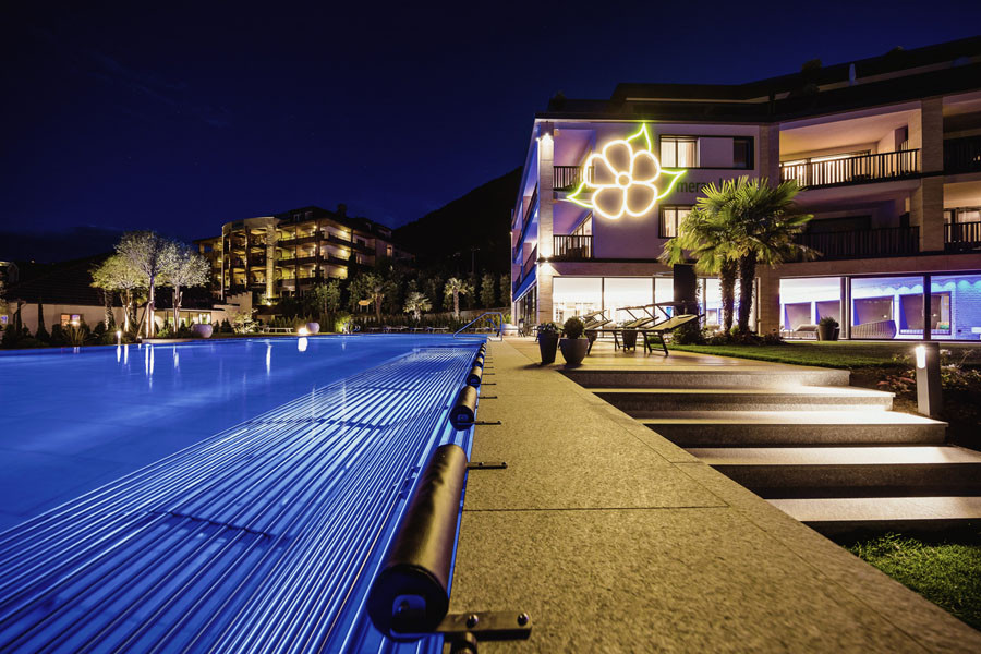 2Geniesserhotel La Maiena Meran Resort Meran Lodge bei Nacht Foto Armin Terzer