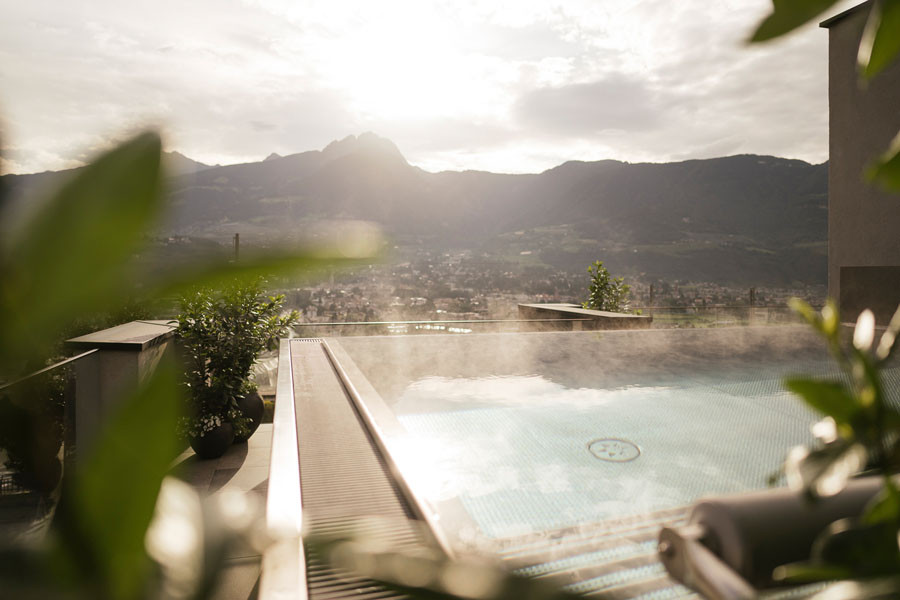 4 Geniesserhotel La Maiena Meran Resort Whirlpool Bella Vista Foto Armin Terzer