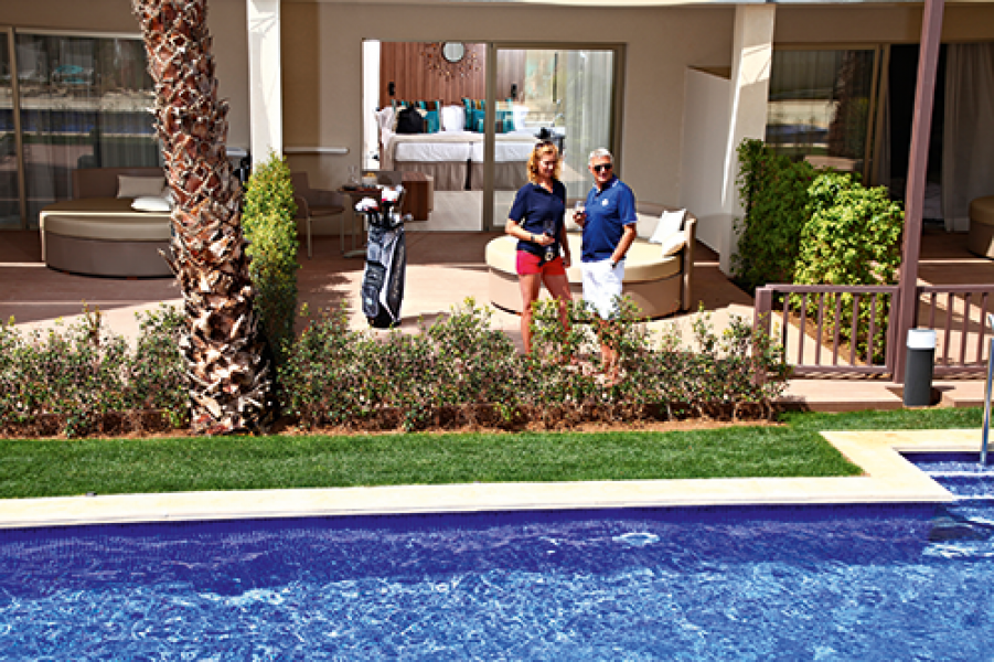 Zafiro Swim Up Junior Suite. Golf