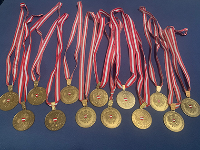 Maresa Handl ein Teil ihrer Medaillensammlung