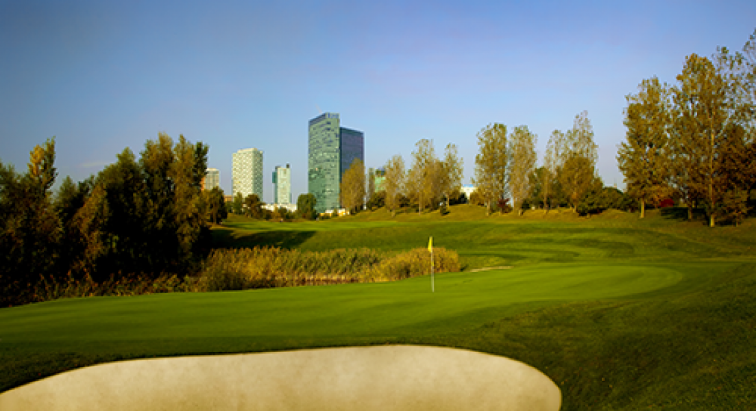 Golfen vor der Skyline Wien
