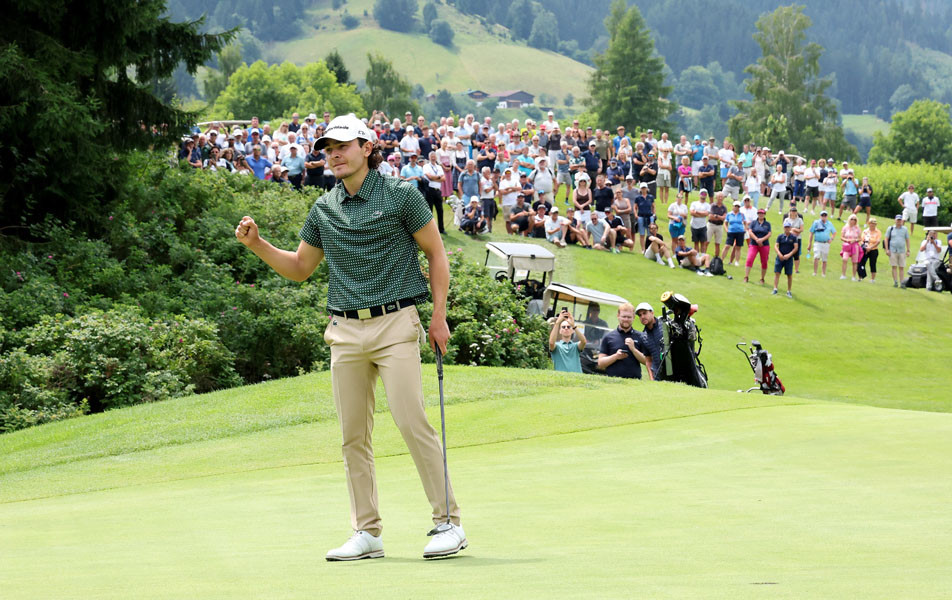 1 Der SiegerM aximilian Steinlechner  jubelt vor den Fans