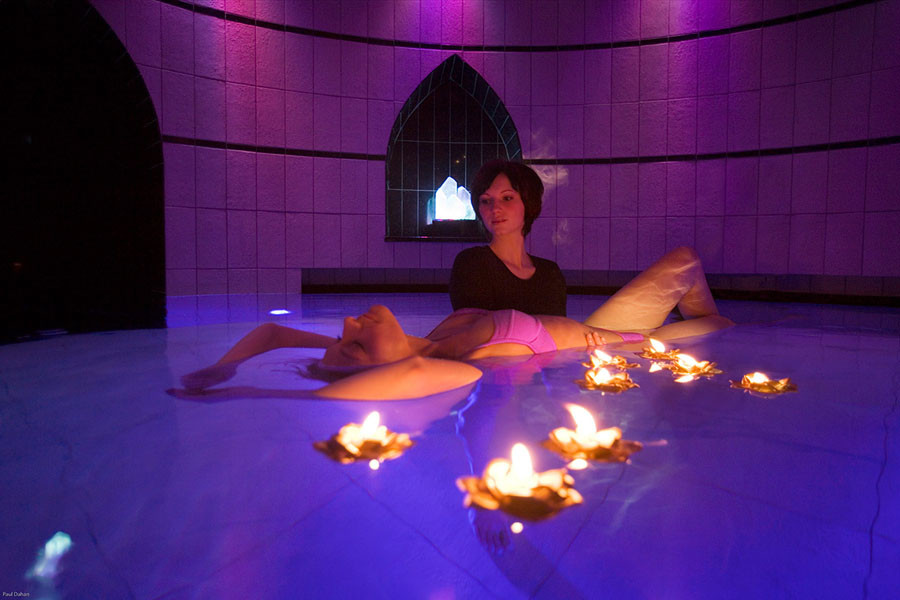 salzburgerhof floating turm mit solepool