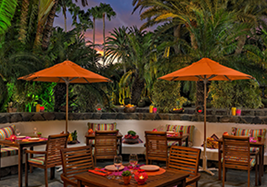 Terraza Restaurante La Bodega al anochecer