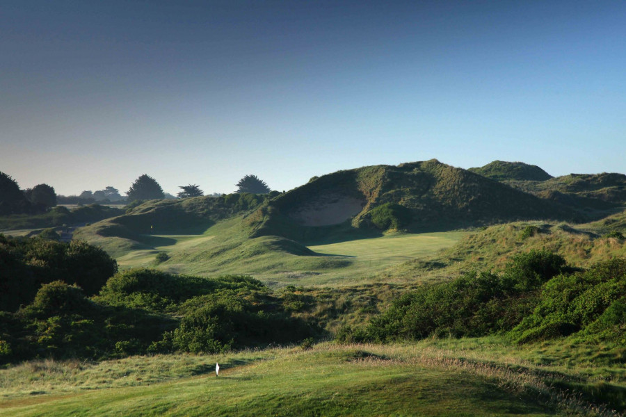 St Enodoc the par 4 6th hole with the Himalaya bunker