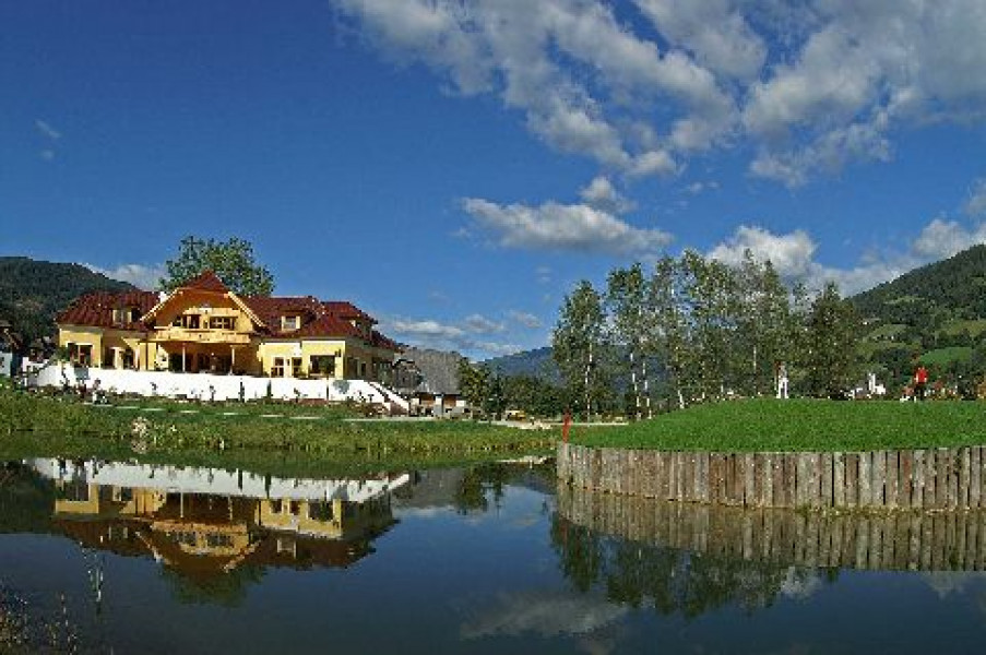 Clubhaus mit Teich